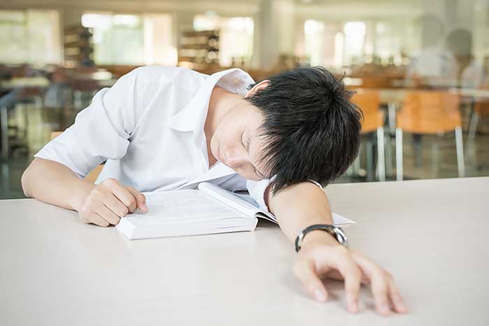 授業中に眠る学生